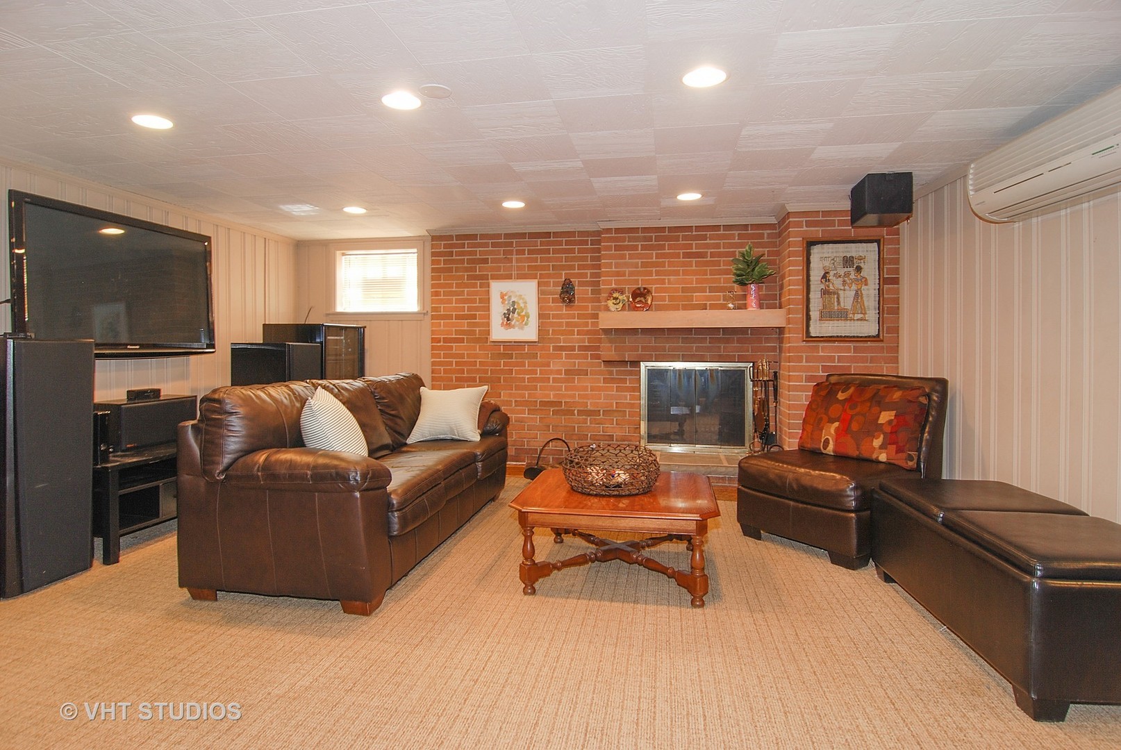174 Fairbank Road Riverside, IL 60546 - Photo 21 of 31 a living room with furniture and a flat screen tv