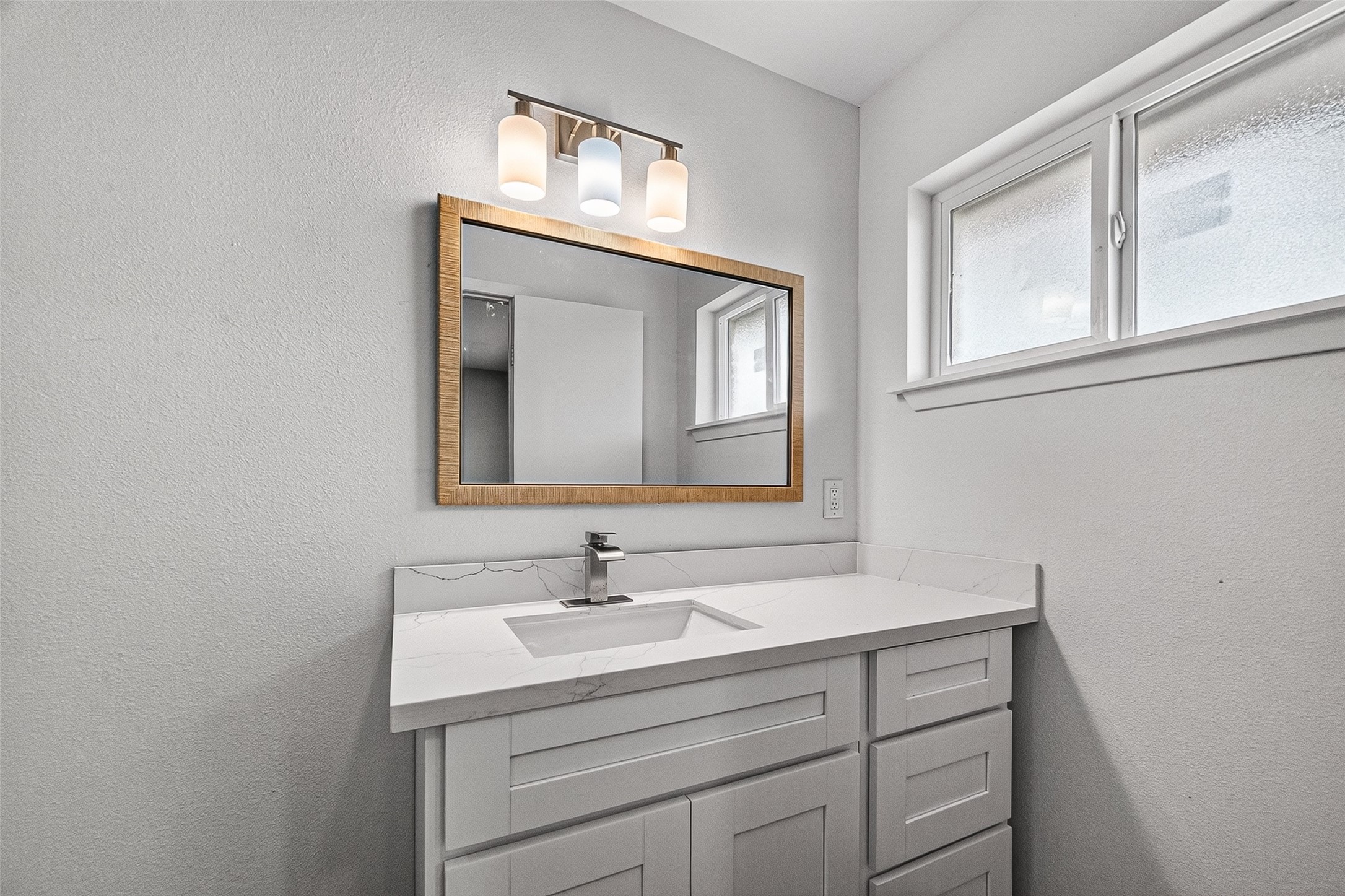 9723 Ebb Street Houston, TX 77089 - Photo 17 of 20 Ensuite primary bathroom.