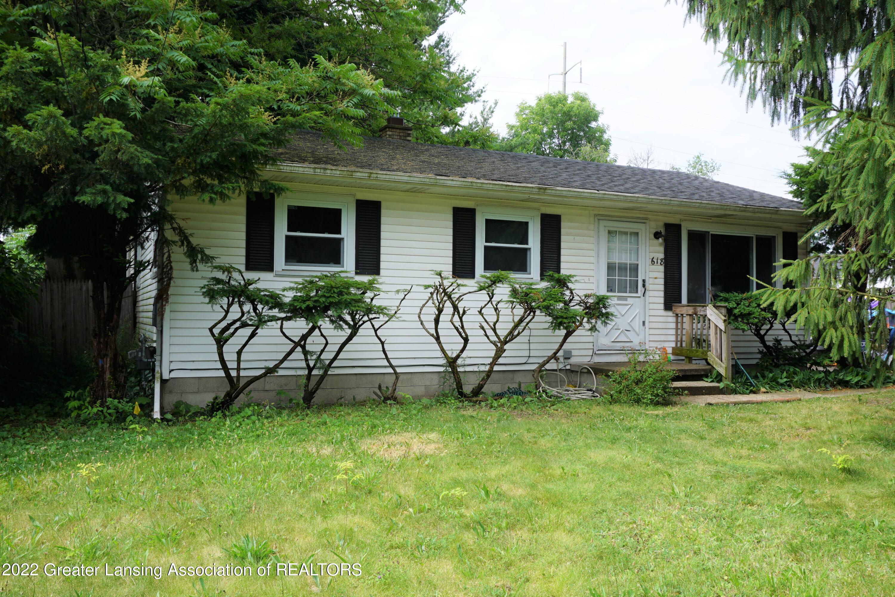 618 Armstrong Road Lansing, MI 48911 - Photo 3 of 16 DSC00325