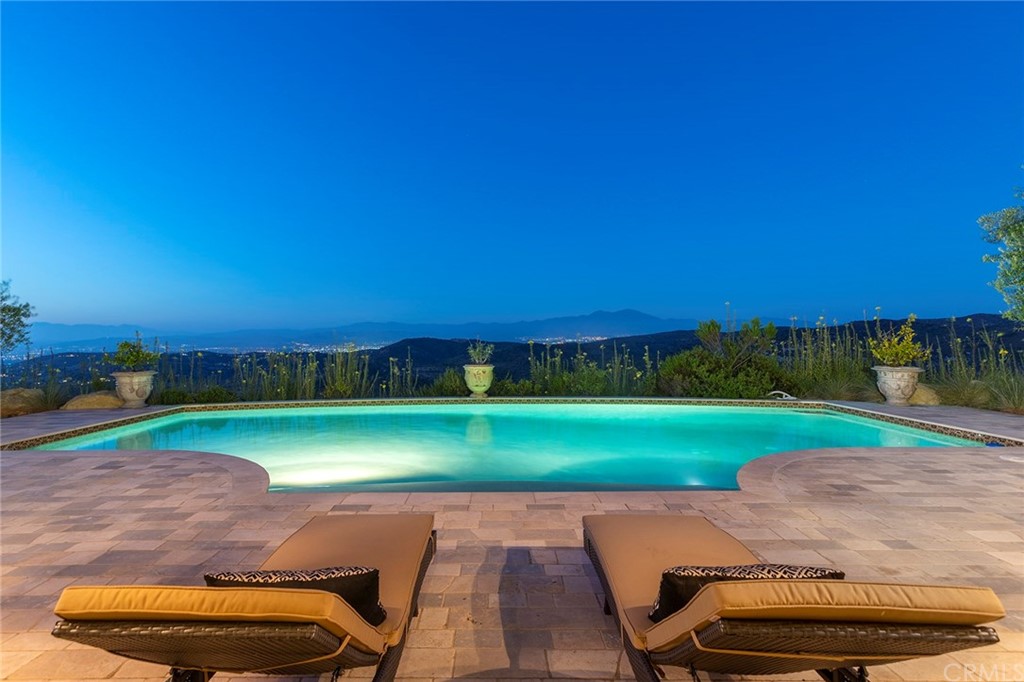 82 Golden Eagle Irvine, CA 92603 - Photo 31 of 40 a backyard of a house with table and chairs