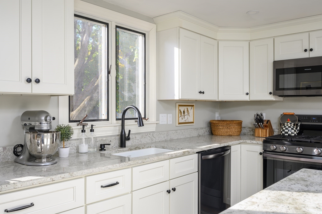 15 Brae Road Quincy, MA 02169 - Photo 11 of 36 Gallery Image 11