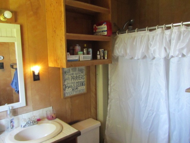 313 Jenkins Road Huntsville, TX 77320 - Photo 9 of 33 a bathroom with a sink toilet and shower