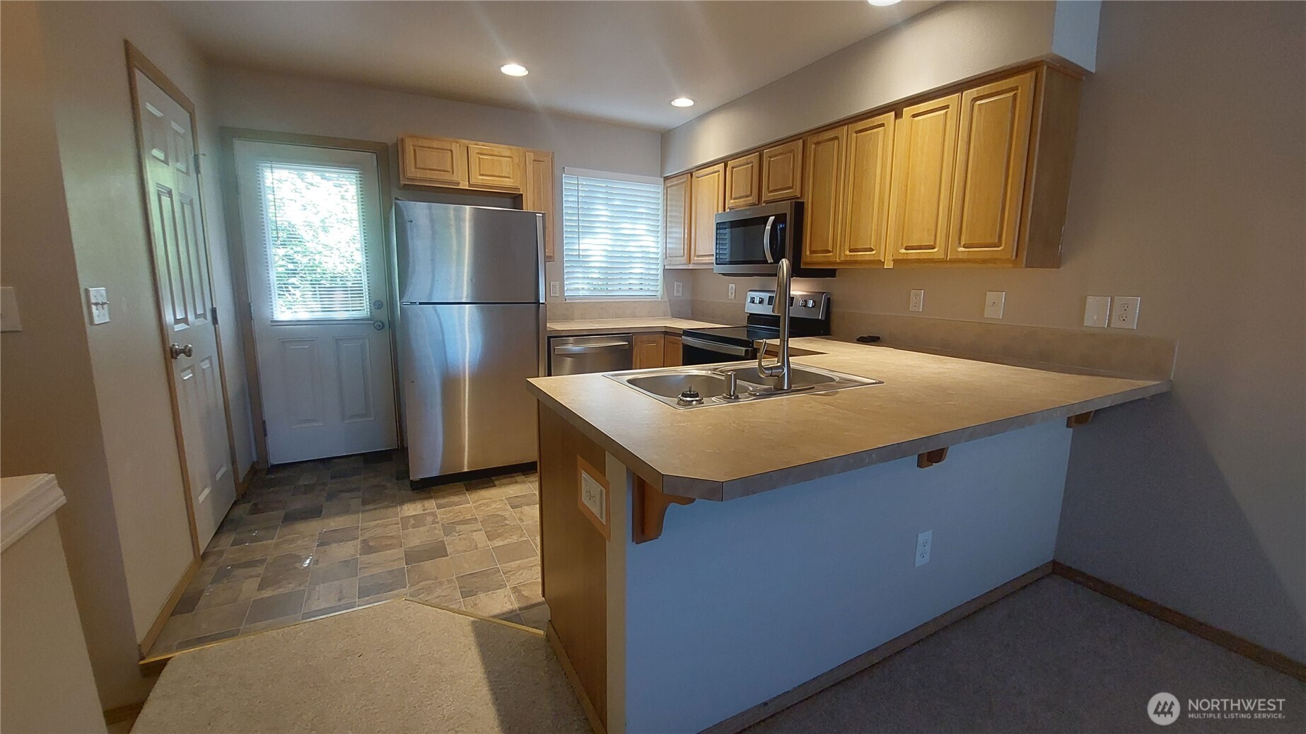 6907 Rainier Drive, Unit 1B Everett, WA 98203 - Photo 5 of 31