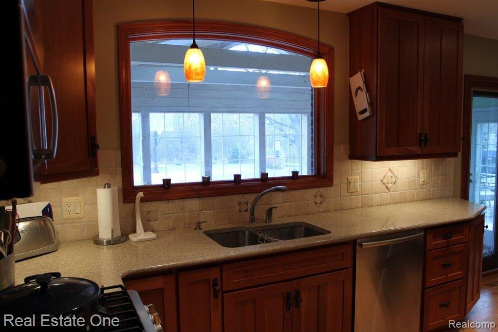 136 Streamview Drive Troy, MI 48085 - Photo 9 of 17 Custom Window to Sunroom