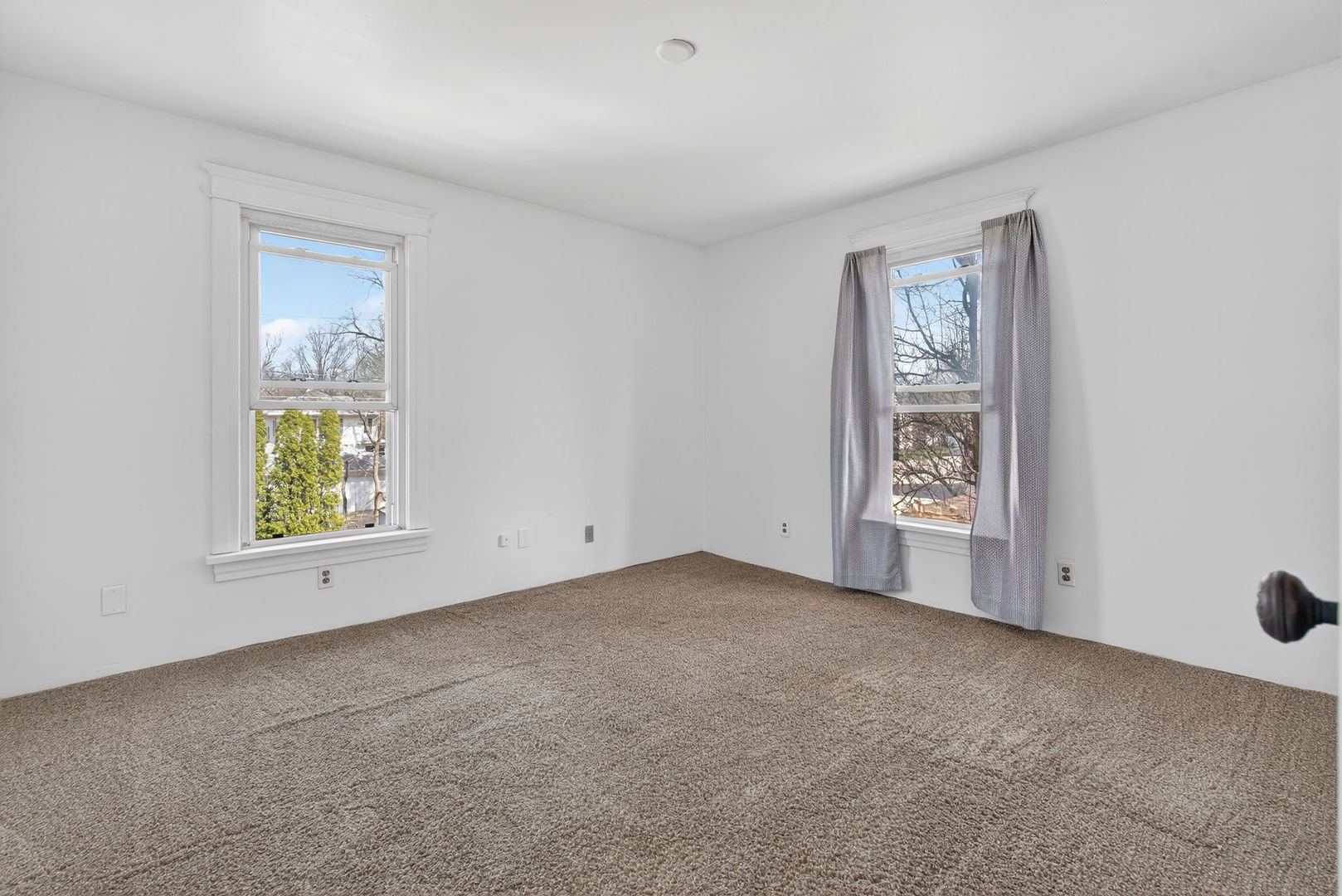 206 West Delaware Street Dwight, IL 60420 - Photo 28 of 42 an empty room with windows