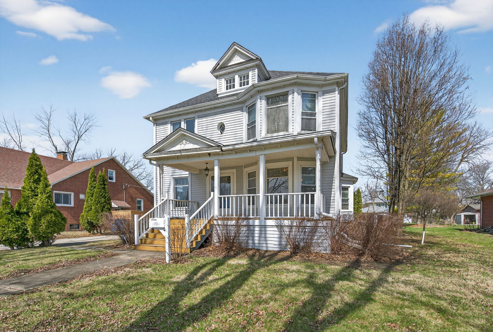 206 West Delaware Street Dwight, IL 60420 - Photo 3 of 42 a front view of a house with a yard