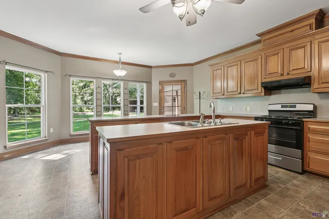 $326,000 | 15115 Peairs Road, Pride, LA 70770