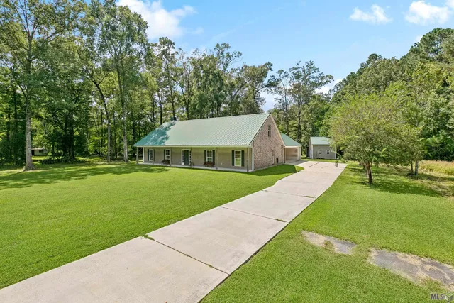 $326,000 | 15115 Peairs Road, Pride, LA 70770