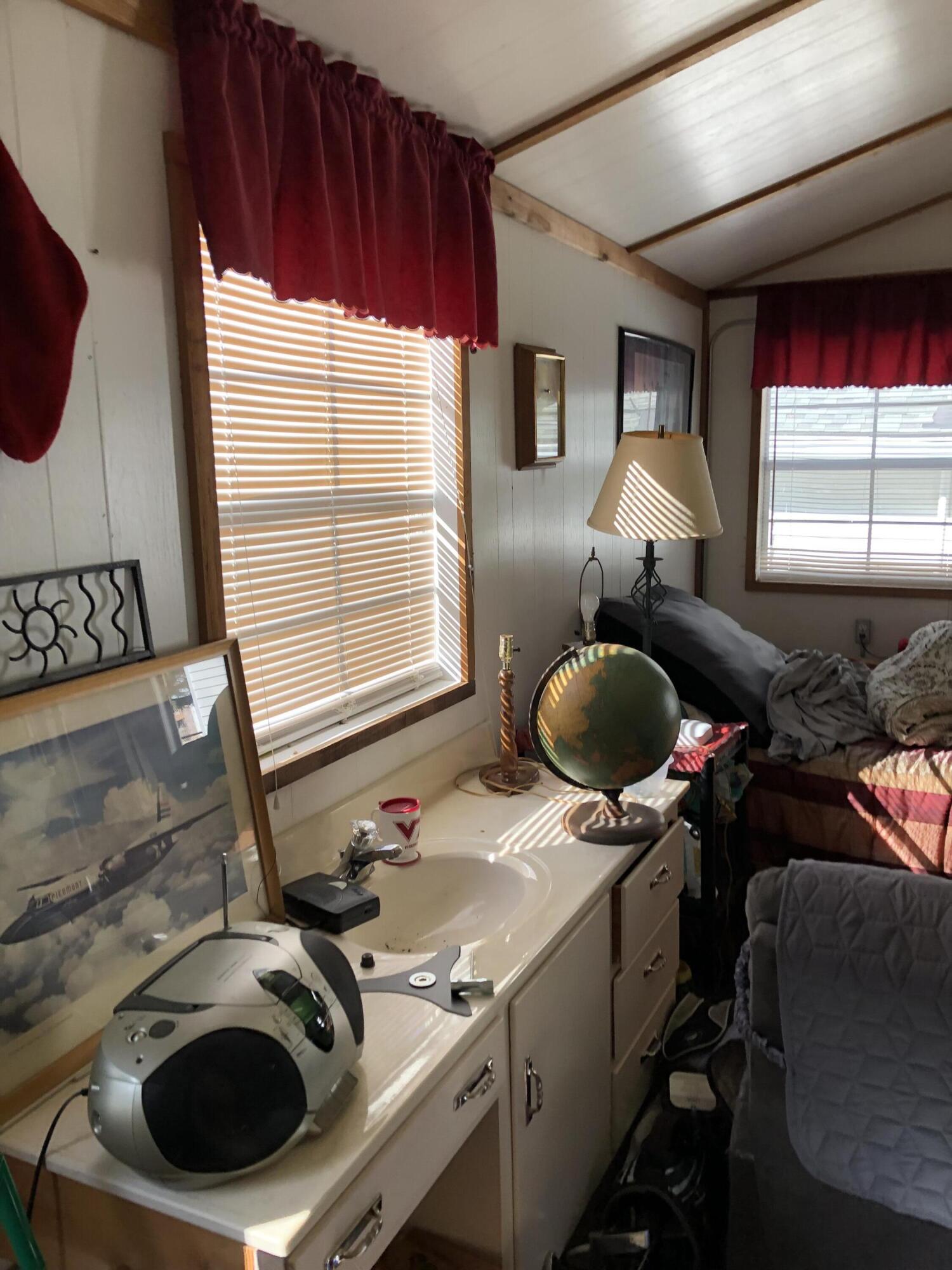 3716 Ventnor Road Southeast Roanoke, VA 24014 - Photo 19 of 26 a room with furniture and a window