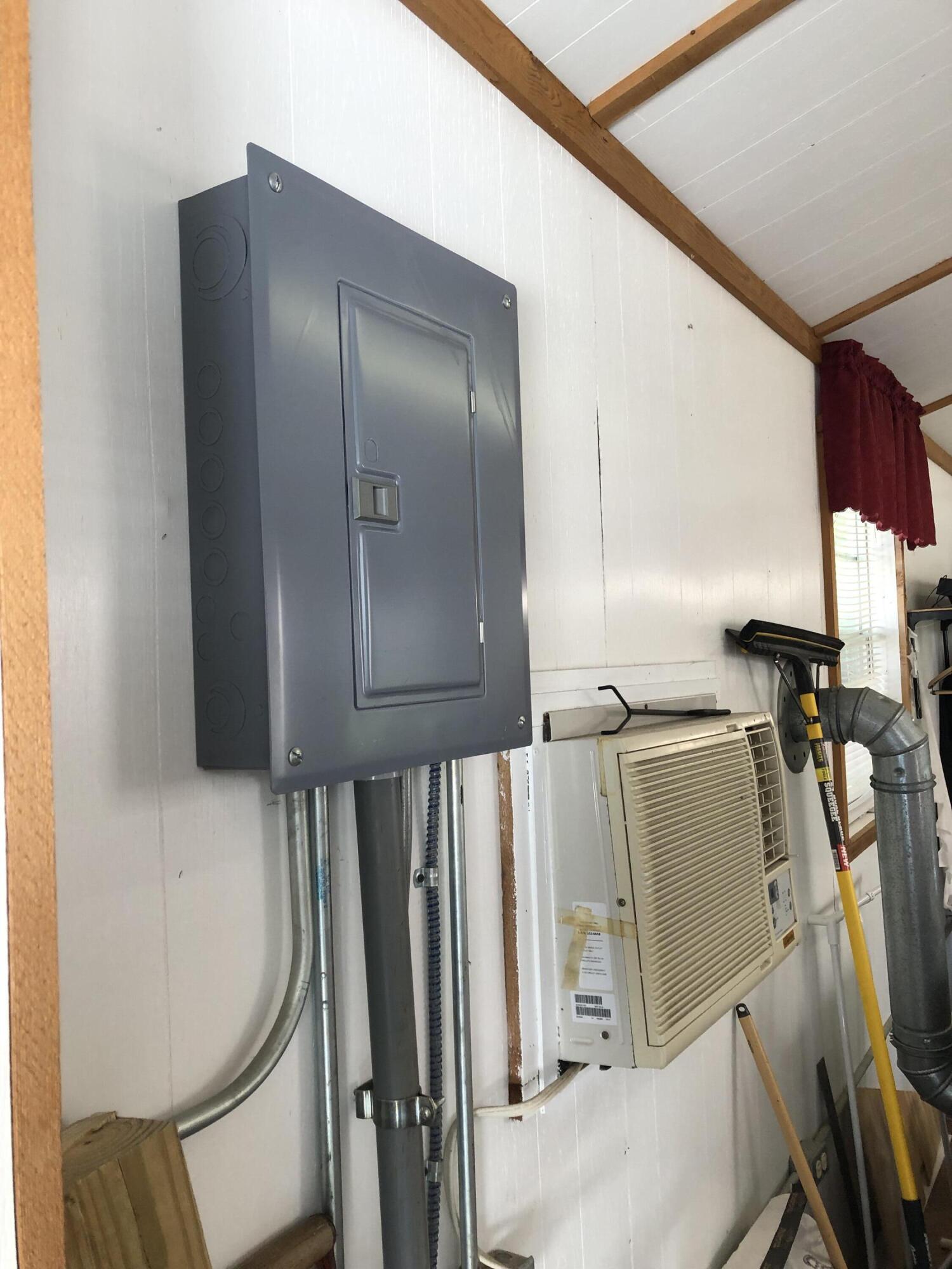 3716 Ventnor Road Southeast Roanoke, VA 24014 - Photo 20 of 26 a bathroom with a sink and mirror