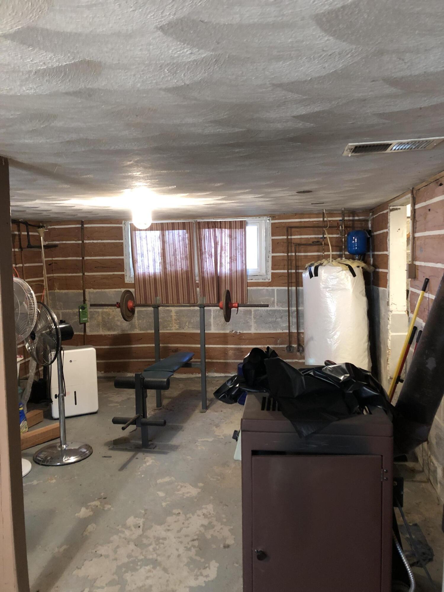 3716 Ventnor Road Southeast Roanoke, VA 24014 - Photo 21 of 26 a room with furniture and a window