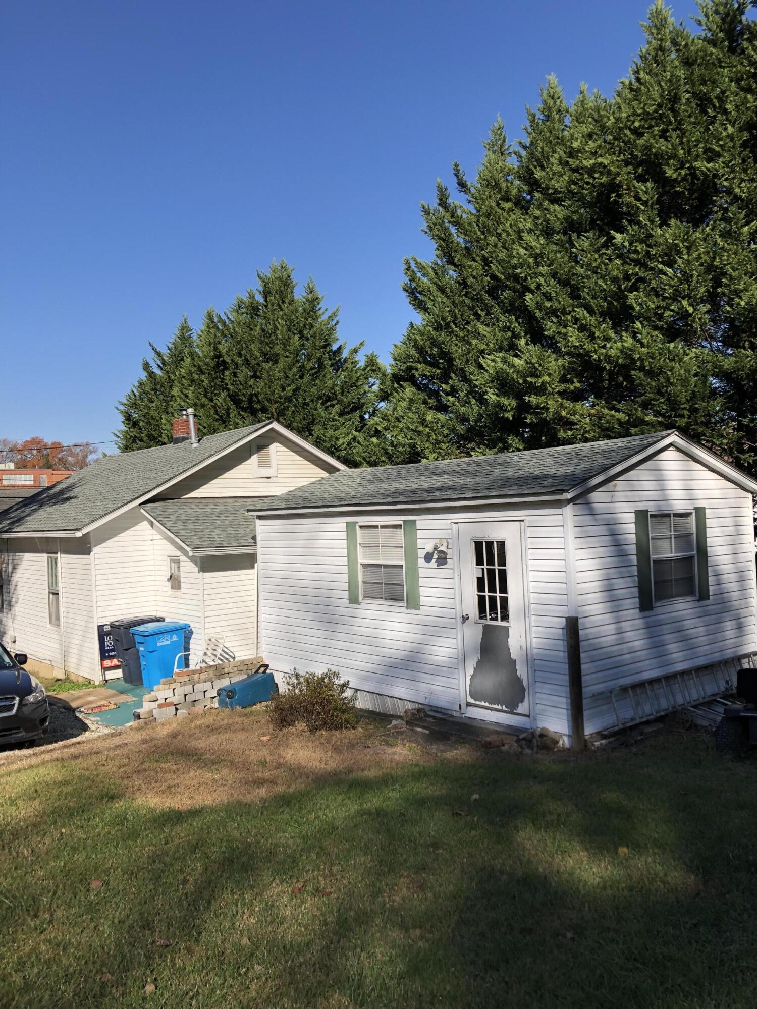 3716 Ventnor Road Southeast Roanoke, VA 24014 - Photo 3 of 26 a backyard of a house with table and chairs