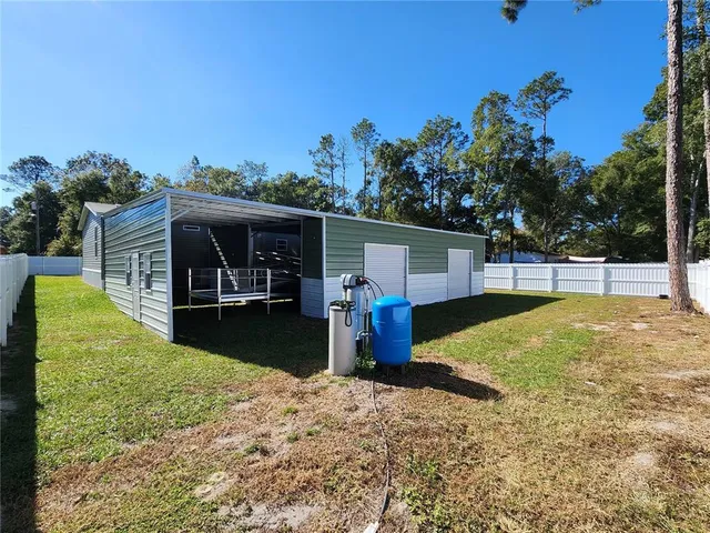 a view of a backyard