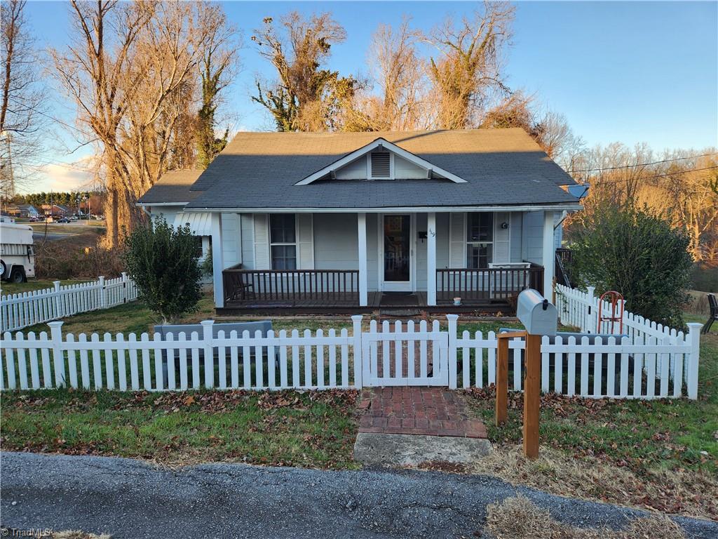 119 Salmon Street Elkin, NC 28621 - Photo 4 of 30