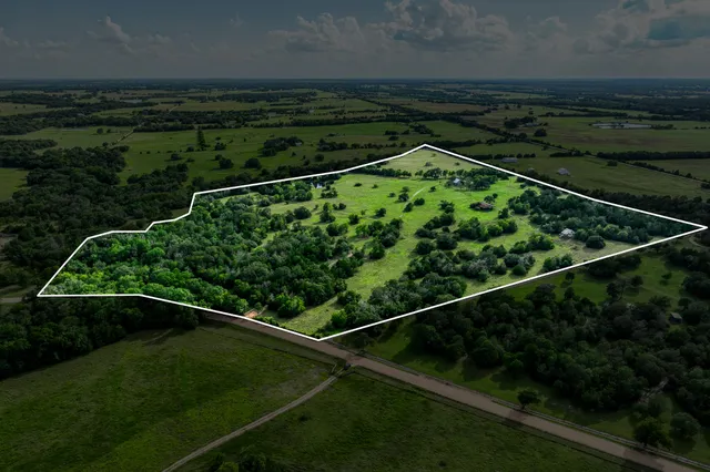 a view of a tennis court