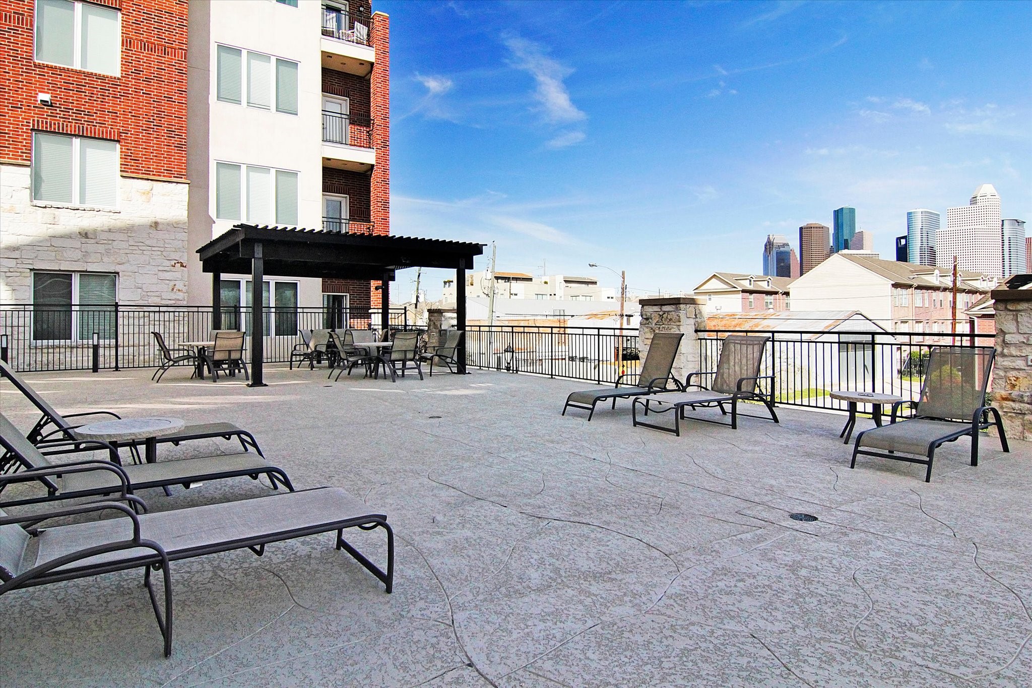 100 Willard Street, Unit 15 Houston, TX 77006 - Photo 22 of 25 Residents of The Vistas at Midtown enjoy an expansive rooftop style sun deck with lounge seating, shaded gathering areas, and incredible Downtown Houston skyline views.