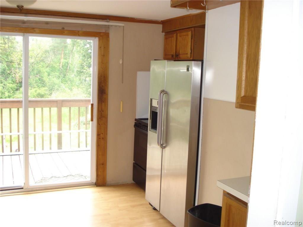 6422 Pontiac Lake Road Waterford, MI 48327 - Photo 9 of 37