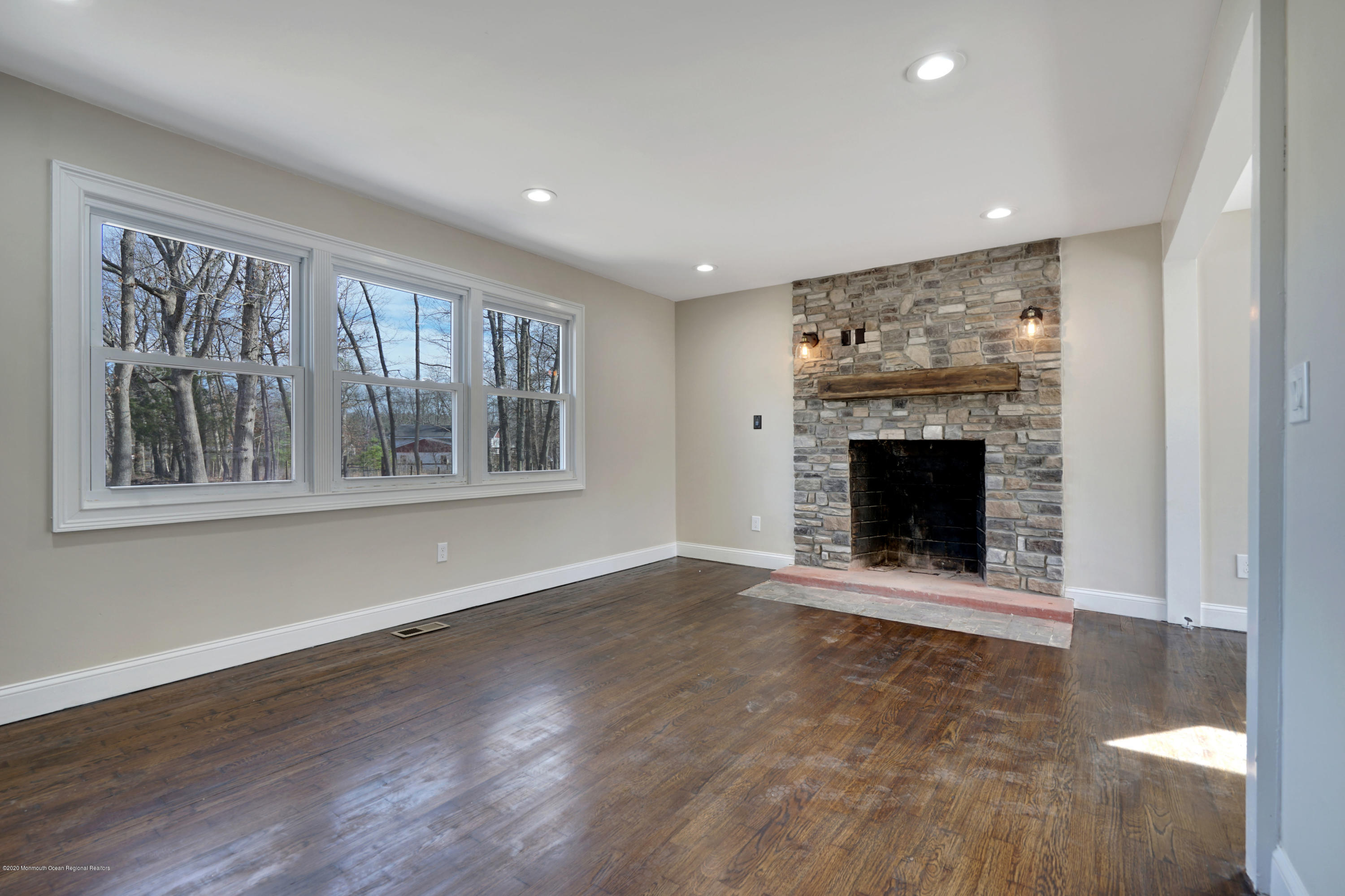 464 Toms River Road Jackson, NJ 08527 - Photo 8 of 34 Living Room