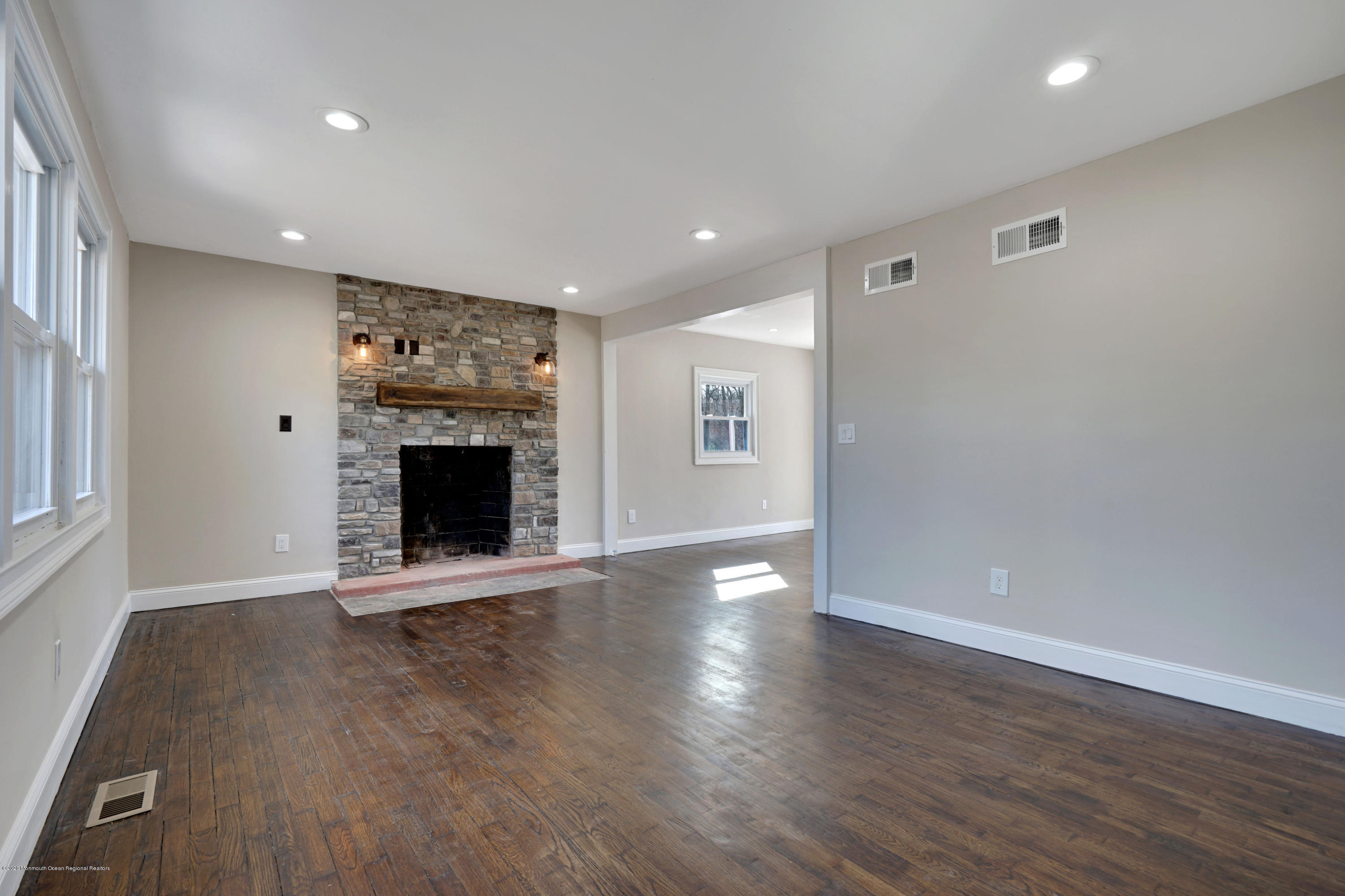 464 Toms River Road Jackson, NJ 08527 - Photo 9 of 34 Living Room
