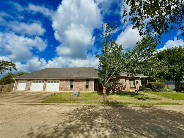 $452,000 | 358 West Shore Drive, Alexandria, LA 71303