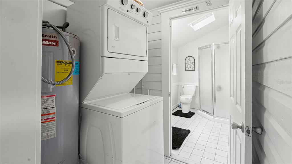 101 Northeast 9th Street Gainesville, FL 32601 - Photo 20 of 35 a utility room with dryer and washer