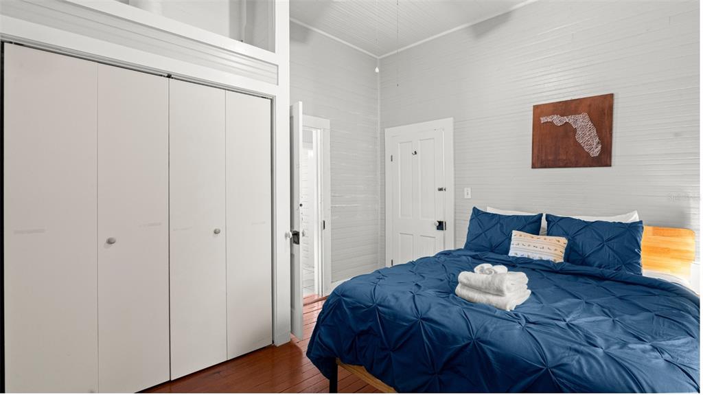 101 Northeast 9th Street Gainesville, FL 32601 - Photo 22 of 35 a living room with furniture and wooden floor