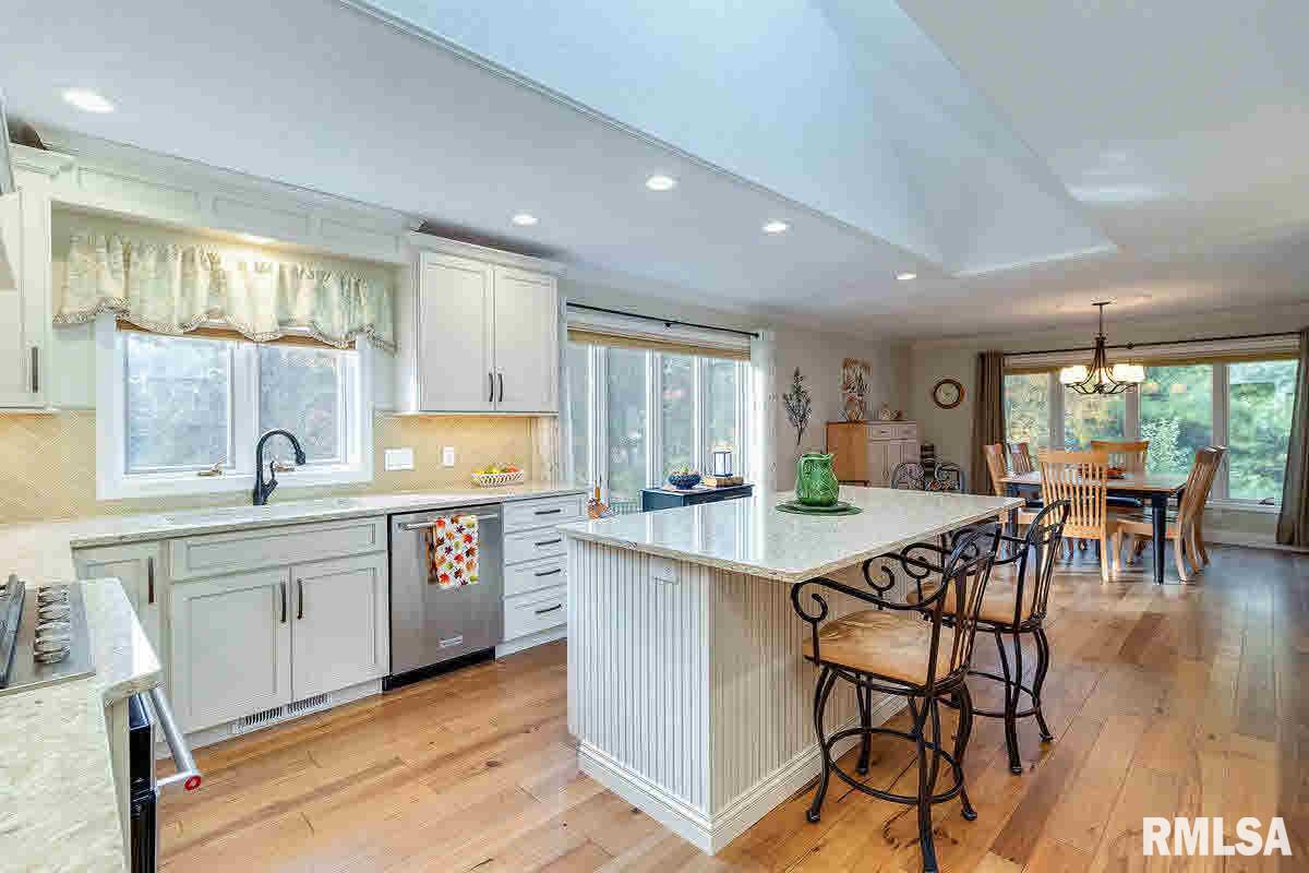 6500 James Road Bettendorf, IA 52722 - Photo 4 of 24 Gallery Image 4