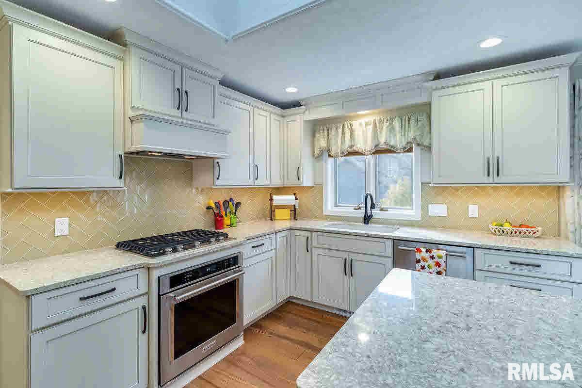 6500 James Road Bettendorf, IA 52722 - Photo 5 of 24 Gallery Image 5