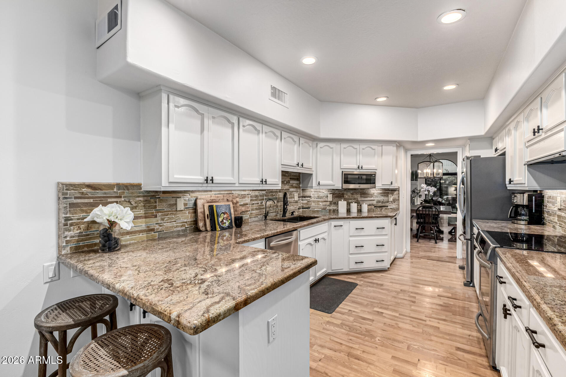 7955 East Chaparral Road, Unit 130 Scottsdale, AZ 85251 - Photo 10 of 38 Breakfast bar/kitchen