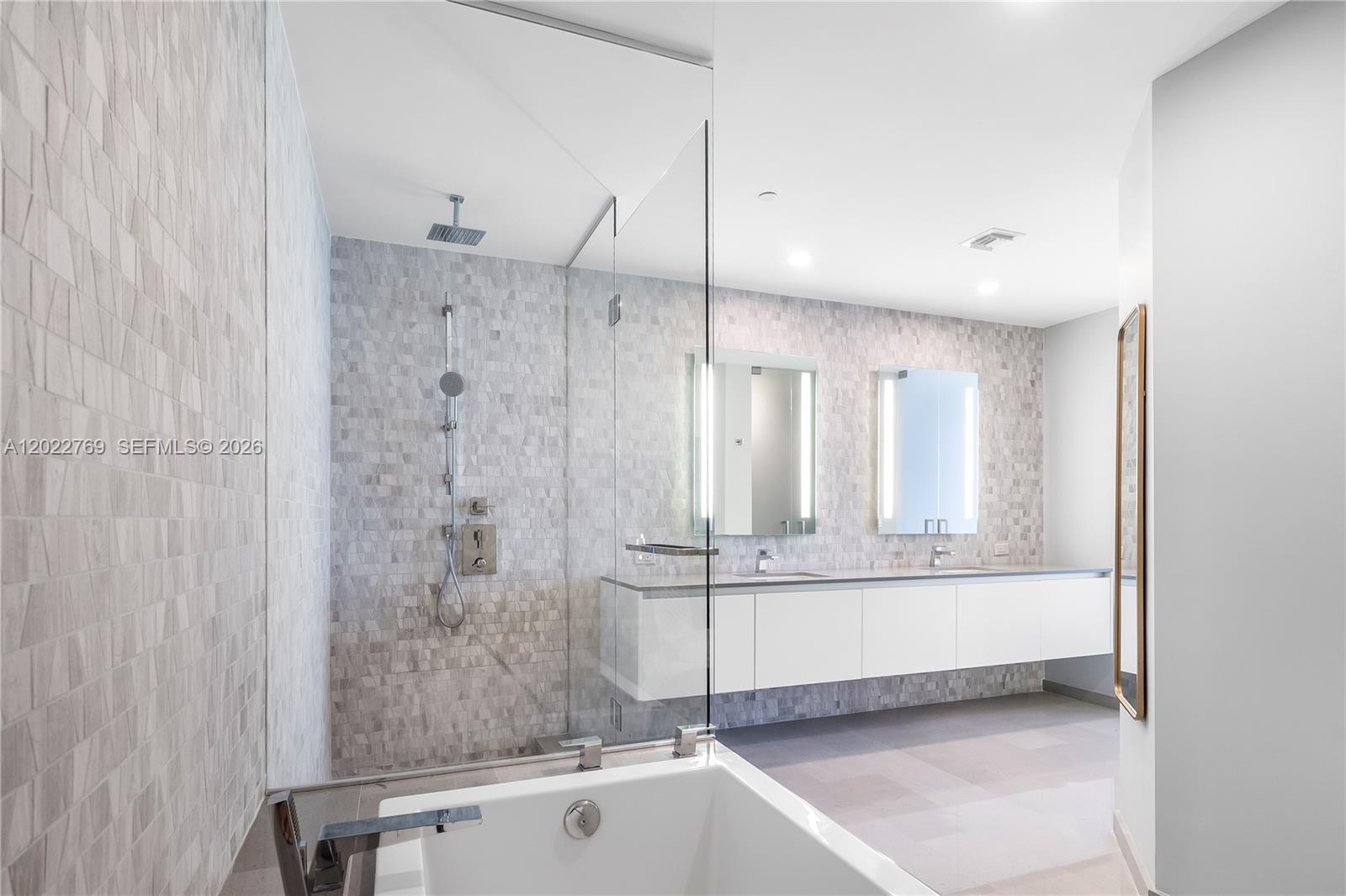 68 Southeast 6th Street, Unit 810 Miami, FL 33131 - Photo 18 of 33