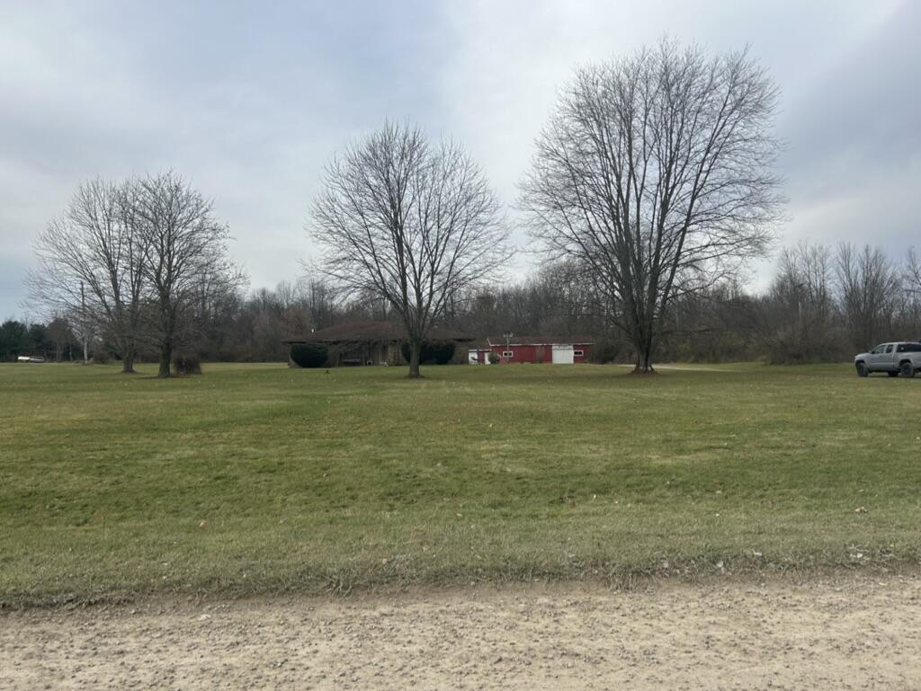 8475 Earhart Road South Lyon, MI 48178 - Photo 4 of 24 EBF54C2D-4785-4B9A-BD56-88AAA2C36E5B_1_1