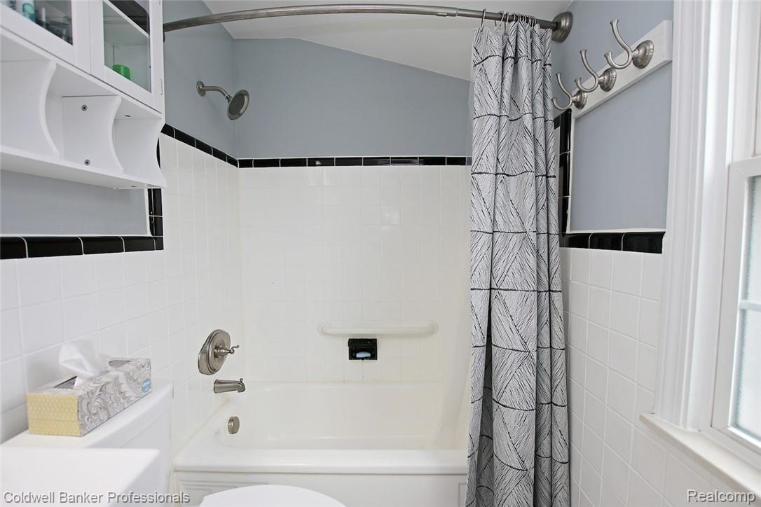 1890 Columbia Road Berkley, MI 48072 - Photo 25 of 42 26) Upstairs Bathroom.jpg