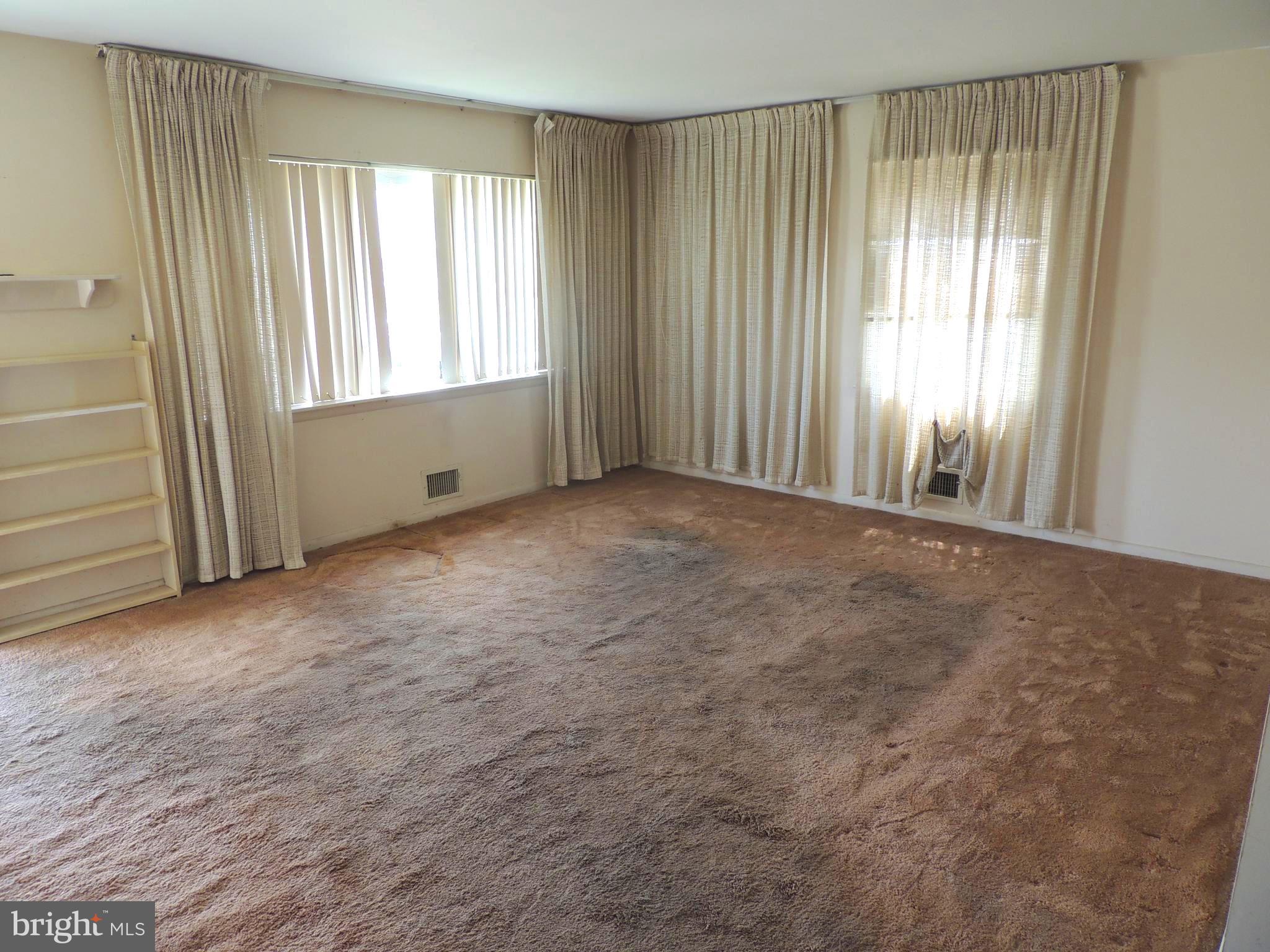 1306 Black Friars Road Baltimore, MD 21228 - Photo 6 of 13 Family Room