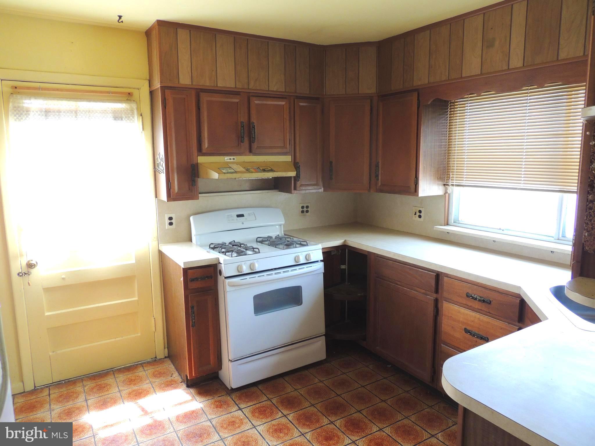 1306 Black Friars Road Baltimore, MD 21228 - Photo 7 of 13 Kitchen