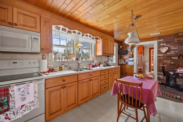 $850,000 | 138 Hillsdale Road, Egremont, MA 01230