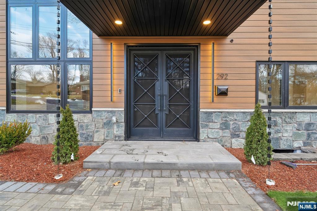 292 Magnolia Avenue Cresskill, NJ 07626 - Photo 4 of 50 a view of entrance