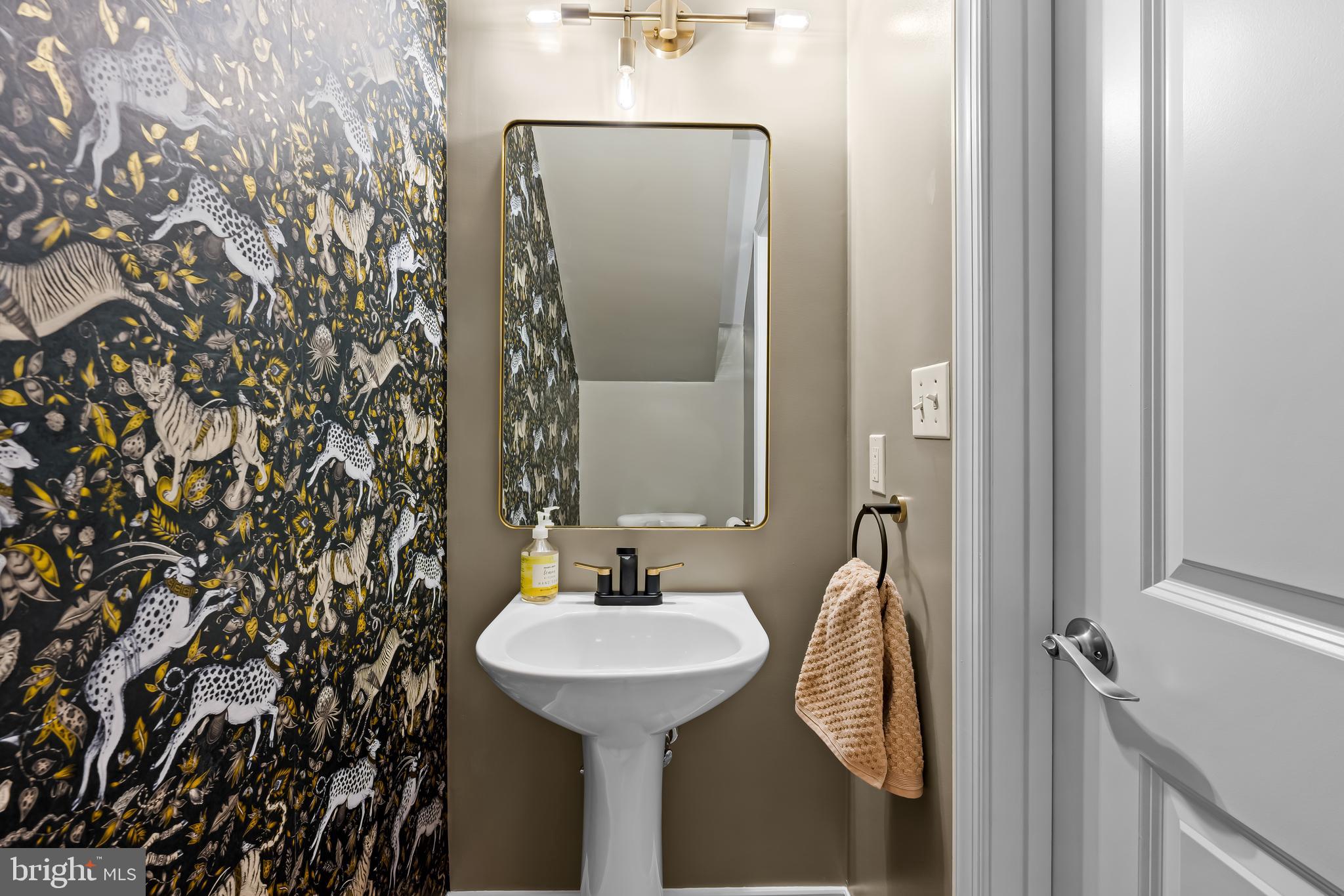 318 West 28th Street Baltimore, MD 21211 - Photo 13 of 34 Main floor 1/2 bath