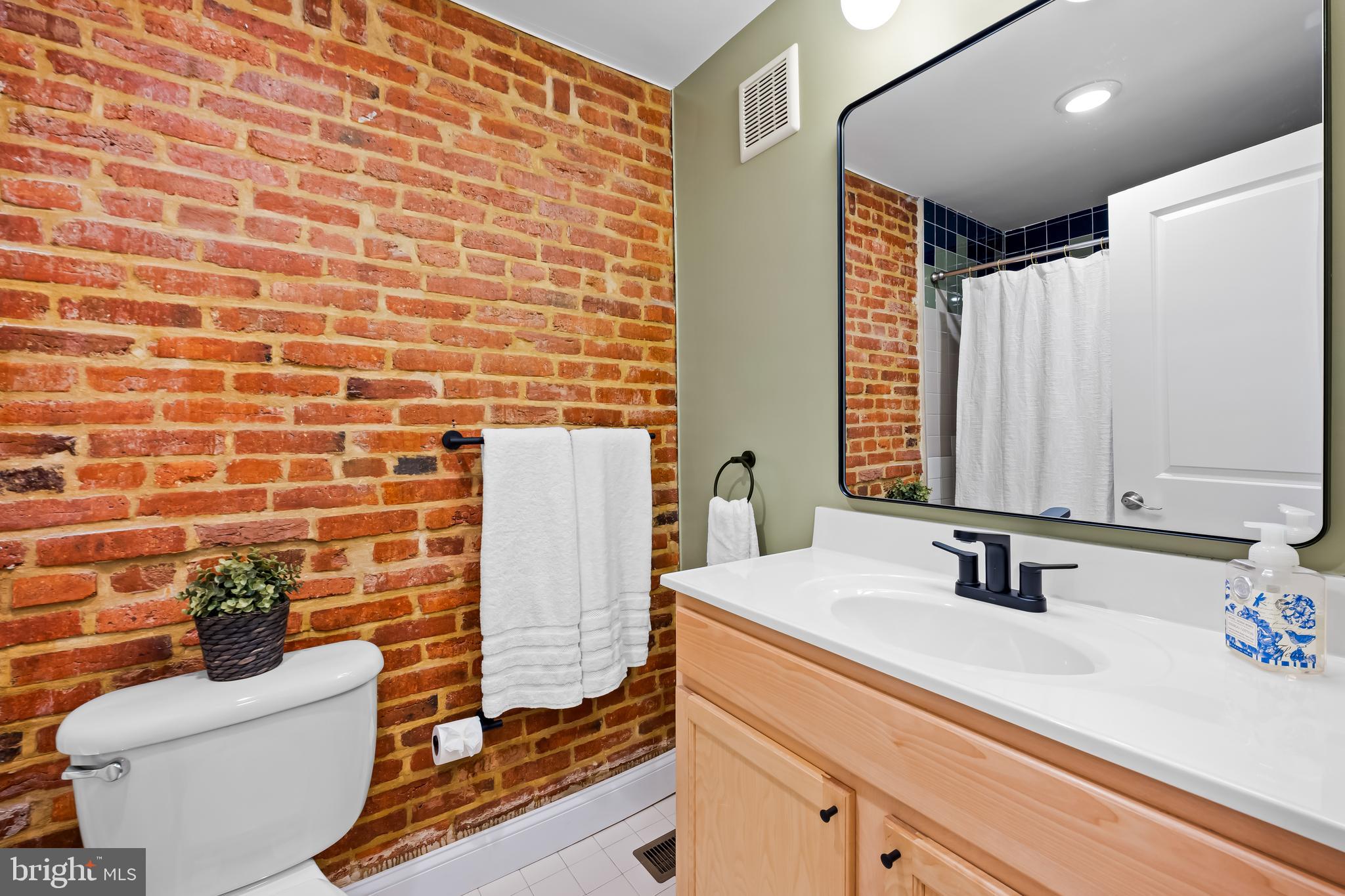 318 West 28th Street Baltimore, MD 21211 - Photo 18 of 34 2 level Hall Bath