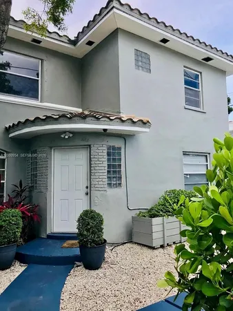 $2,400 | 535 Northeast 68th Street, Unit UPSTAIRS, Miami, FL 33138