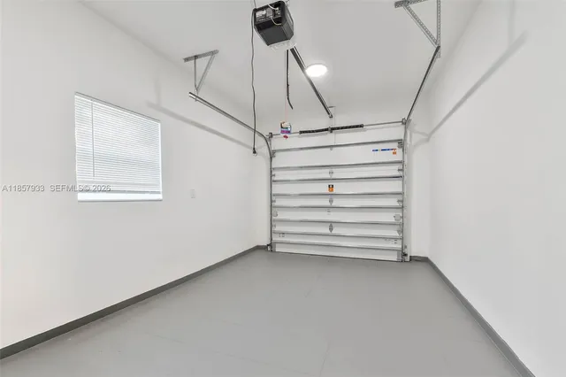 a view of empty room with a ceiling fan