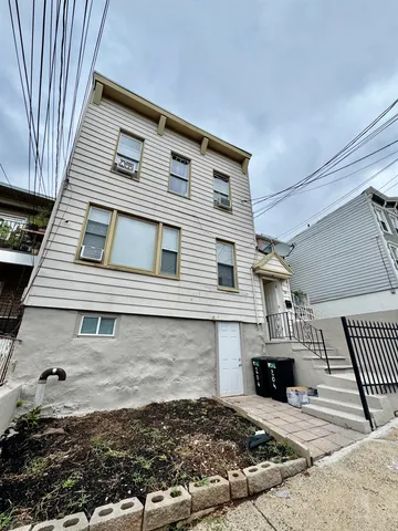 $3,000 | 204 Zabriskie Street, Unit 1 & G, Jersey City, NJ 07307
