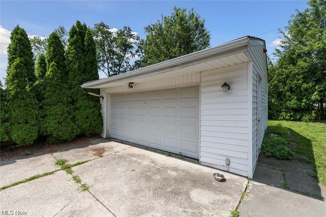 1298 West Miner Road Cleveland, OH 44124 - Photo 29 of 32 Garage