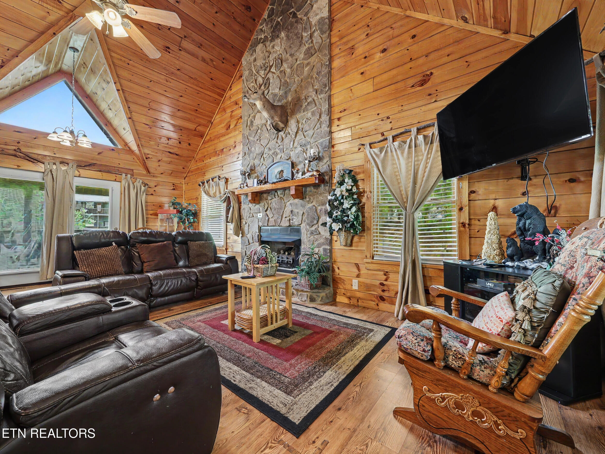 1629 Little Cabin Loop Pigeon Forge, TN 37862 - Photo 6 of 59 5_img_8503
