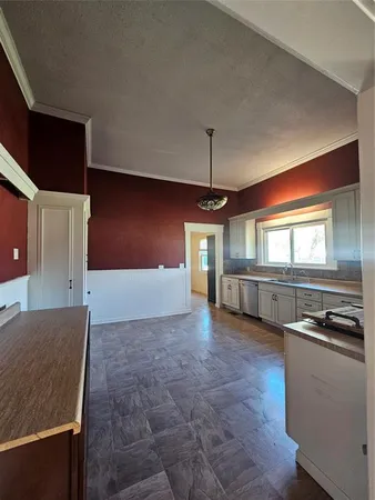 $320,000 | 300 South Oak Street, Lorena, TX 76655