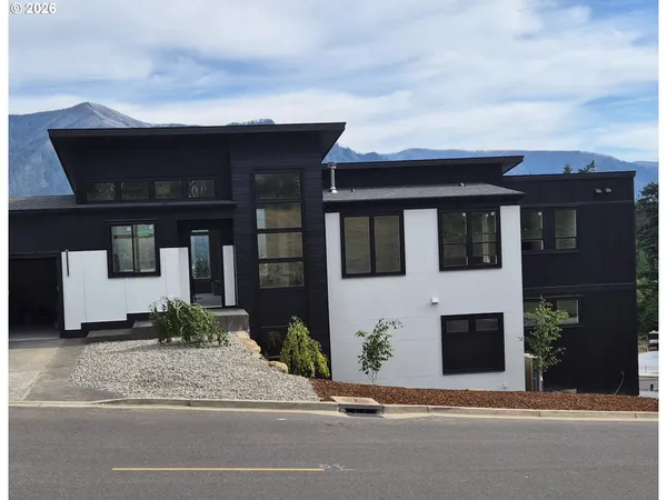 $1,025,000 | 424 Northeast Lutheran Church Road, Stevenson, WA 98648