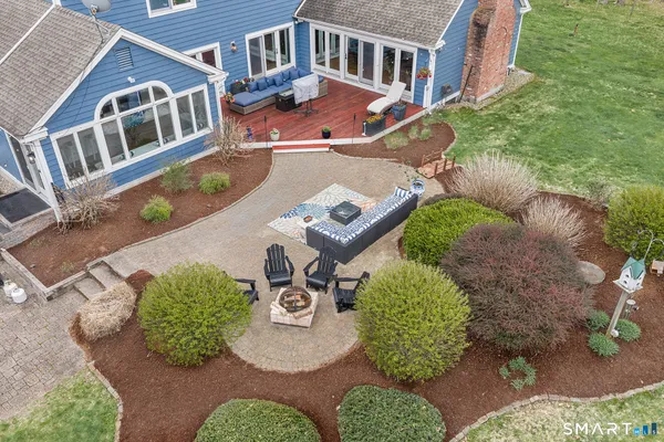 a view of a house with backyard