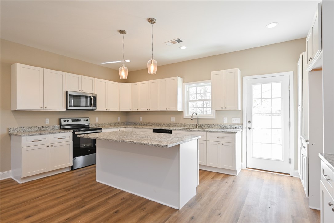 8074 Keowee School Road Seneca, SC 29672 - Photo 3 of 32 Gallery Image 3