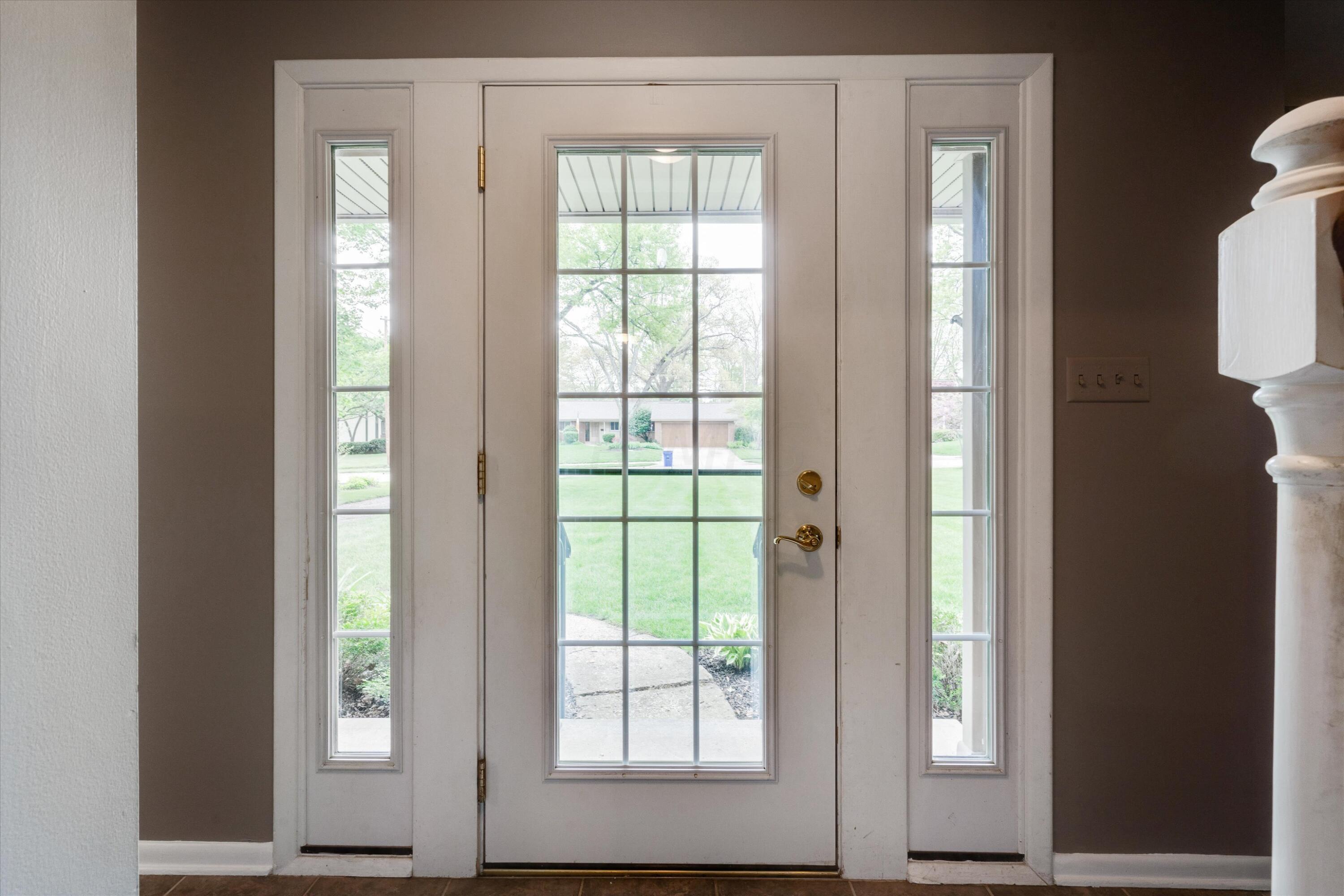 2485 Middlesex Road Columbus, OH 43220 - Photo 5 of 39 Entryway