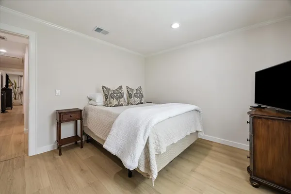 $2,100 | 1410 East 32nd 1/2 Street, Houston, TX 77022