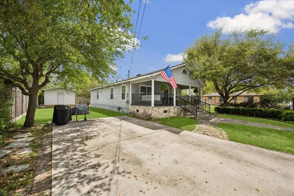 $2,100 | 1410 East 32nd 1/2 Street, Houston, TX 77022